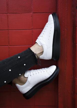Женские бело-черные кожаные кроссовки alexander mcqueen 🆕 александр маккуин2 фото