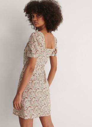 Короткое хлопковое летнее платье в цветочек с цветочным принтом na-kd 40, l,  483 фото