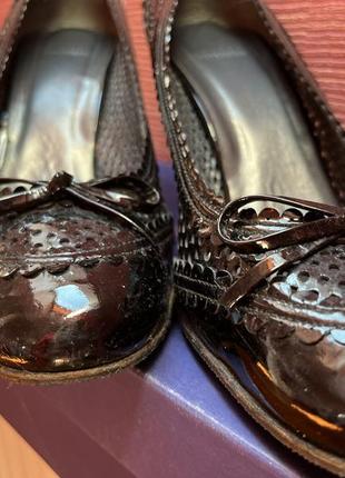Туфли stuart weitzman кожанные лаковые размер 41, каблук,  fl34161 перфорированная кожа4 фото