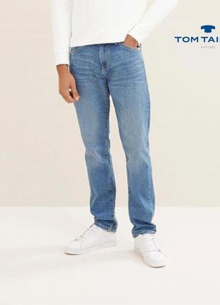 Класичні блакитні джинси прямого крою