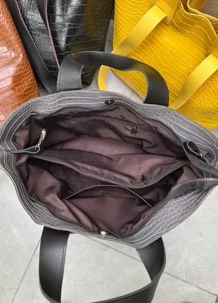 Серо-коричневая - вместительная большая сумка-трансформер с крокодиловым принтом4 фото