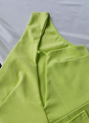 Трендовое салатовое платье с асимметричным вырезом на одно плечо3 фото