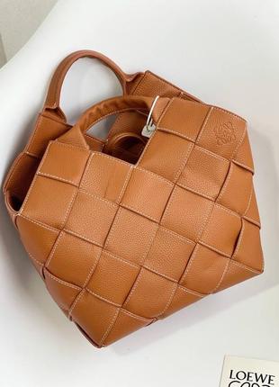 Коричнева шкіряна сумка кошиків loewe