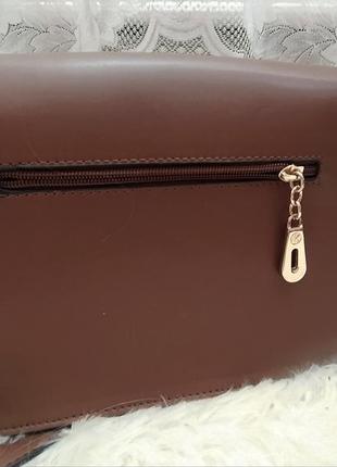 Стильная коричневая сумка на ремешке2 фото