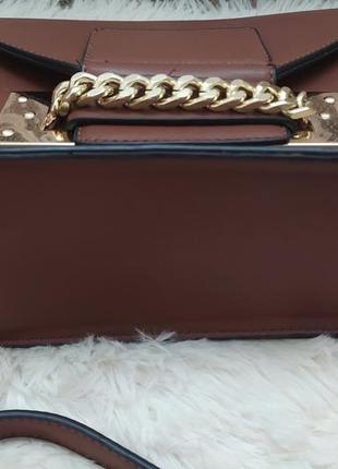 Стильная коричневая сумка на ремешке5 фото