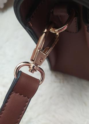 Стильная коричневая сумка на ремешке3 фото