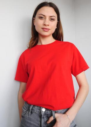 Базовая однотонная красная футболка3 фото