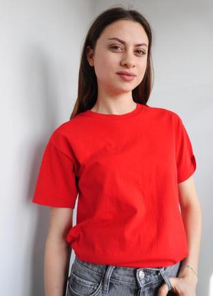 Базовая однотонная красная футболка2 фото