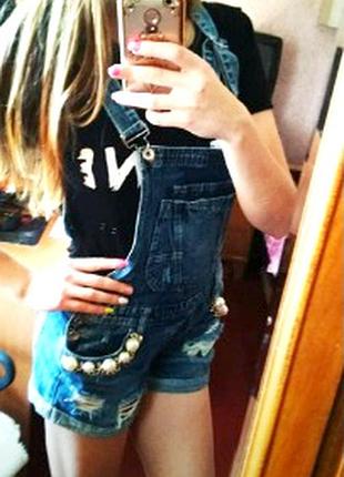 Новый!!!джинсовый комбинезон с шортами и  жемчужной отделкой
