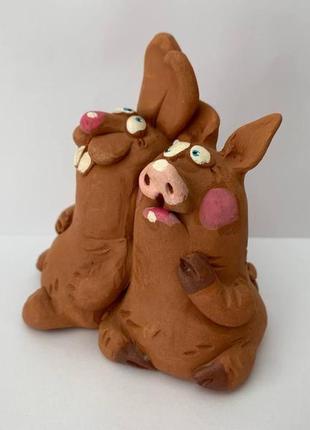 Скульптура керамическая, статуэтка из керамики, фигурка из керамики "заяц и свинка", "кролик и свинка"5 фото