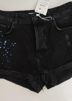 Модні джинсові шорти bershka з потертим ефектом, розривами і яскравими плямами8 фото