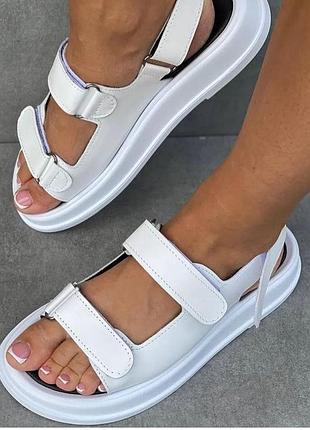 Практичные базовые белые босоножки на липучках. кожаные.