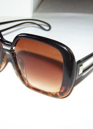 Крупные солнцезащитные очки-стрекозы с коричневым градиентом и черно-леопардовой оправой