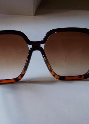 Крупные солнцезащитные очки-стрекозы с коричневым градиентом и черно-леопардовой оправой