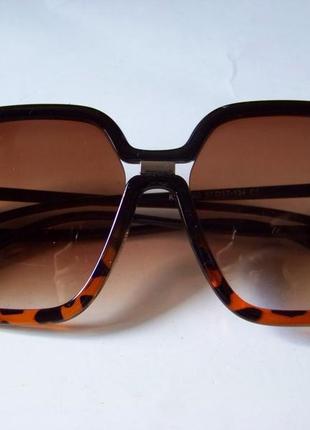 Крупные солнцезащитные очки-стрекозы с коричневым градиентом и черно-леопардовой оправой