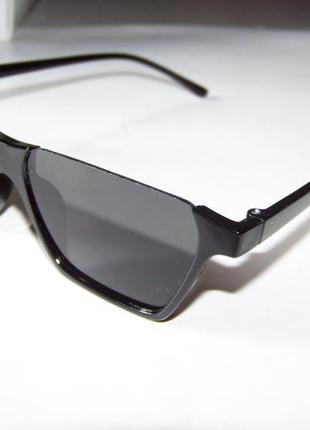 Напівободкові прямокутні чорні сонцезахисні окуляри із сірою димчастою лінзою3 фото