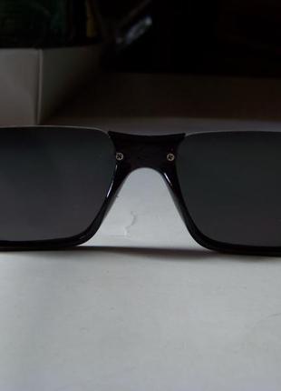 Напівободкові прямокутні чорні сонцезахисні окуляри із сірою димчастою лінзою6 фото