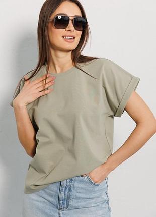 Жіноча однотонна базова футболка з суцільнокроєними рукавами1 фото