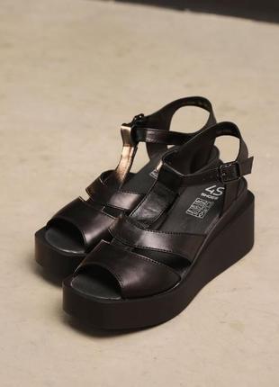 Стильные черные женские босоножки на танкетке кожаные/кожа - женская обувь на лето3 фото
