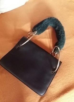 Оригинальная женская сумка от известного бренда.