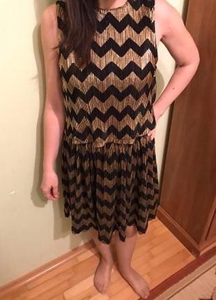 Яркое черно-золотое платье от m&amp;s. указано на возраст 13-15 лет