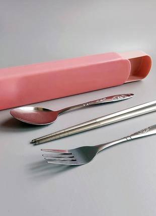 Сверхлёгкий комплект приборов для еды в защитном кейсе розовый