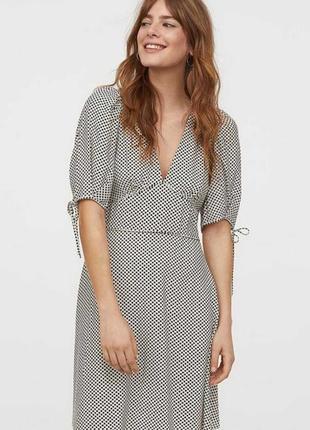 Платье в горошек с рукавами фонарика/приталенное
