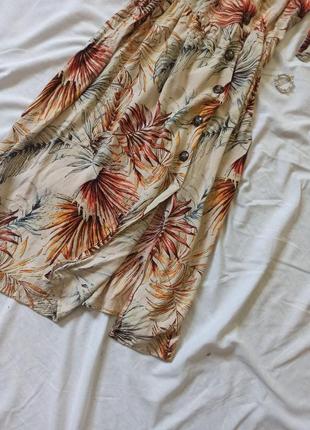 Платье миди в тропический принт с вырезом на ноге/разрезом/с завязками на плечах4 фото