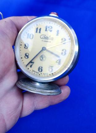 Советские настолтные часы слава заря ссср на запчасти или под ремонт будильник7 фото