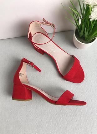 Красные босоножки на низком каблуке и ремешками primark wide fit1 фото