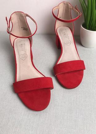 Красные босоножки на низком каблуке и ремешками primark wide fit2 фото
