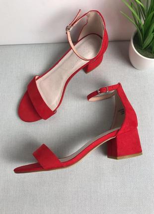 Красные босоножки на низком каблуке и ремешками primark wide fit3 фото
