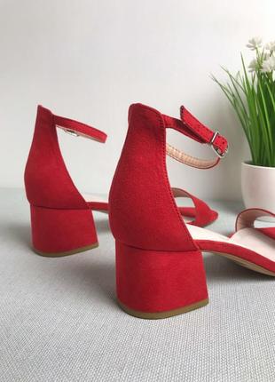 Красные босоножки на низком каблуке и ремешками primark wide fit5 фото