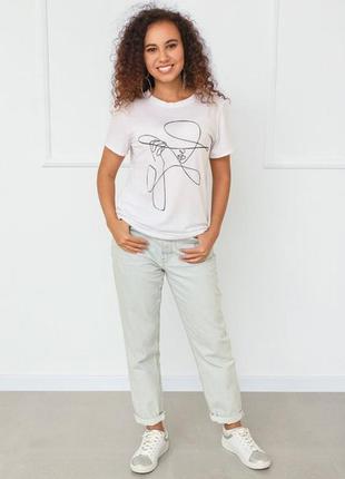 Стильная белая футболка с контурным рисунком ладони2 фото