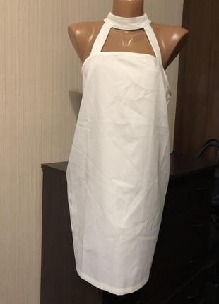 Белое платье с чокером