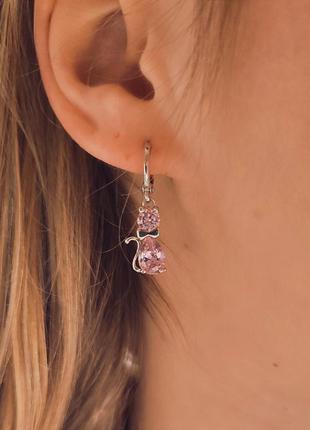 Ніжні жіночі сережки "рожеві кішечки у сріблі" з ювелірного сплаву - романтичний подарунок дівчині3 фото