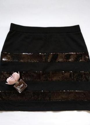 Короткая трикотажная черная мини юбка с полосами с пайеток и эластичной талией