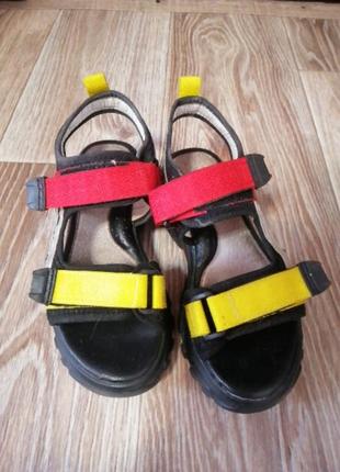 Кожаные босоножки на липучках черные красные желтые детские