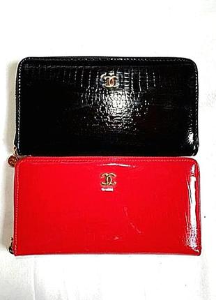 Шкiряний лаковий гаманець на блискавцi з ремiнцем з логотипом8 фото