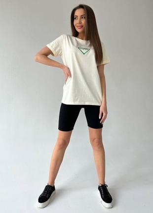 Бежевая оверсайз футболка с вышитым сердцем