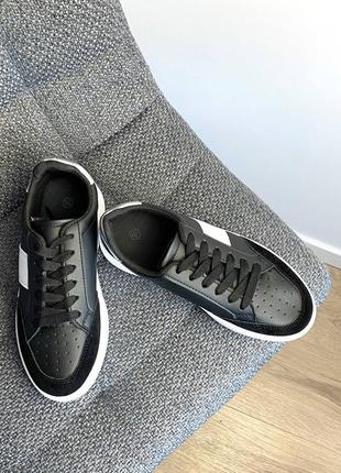 Чорні еко-шкіряні кросівки з гумовою підошвою