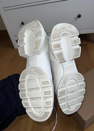 Білі кросівки з ланцюгом uterque3 фото