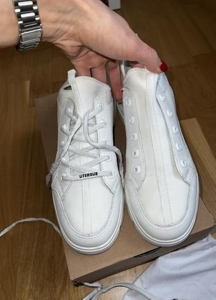 Білі кросівки з ланцюгом uterque7 фото