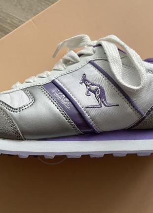 Кросівки жіночі