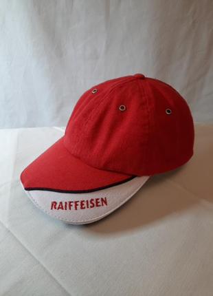 Бейсболка кепка raiffeisen червона бейсболка з вишитим логотипом мерч raiffeisen на білому козирку