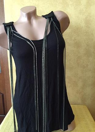 Стильна чорна майка з ланцюжками