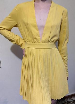 Платье boohoo желтое с плиссировкой1 фото