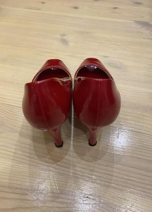 Женские красные туфли1 фото