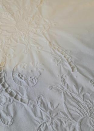 Белая скатерть с вышивкой "рышилье"2 фото