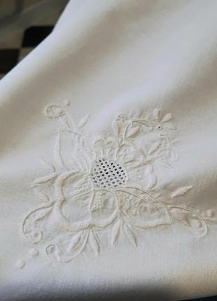 Белая скатерть с вышивкой "рышилье"4 фото